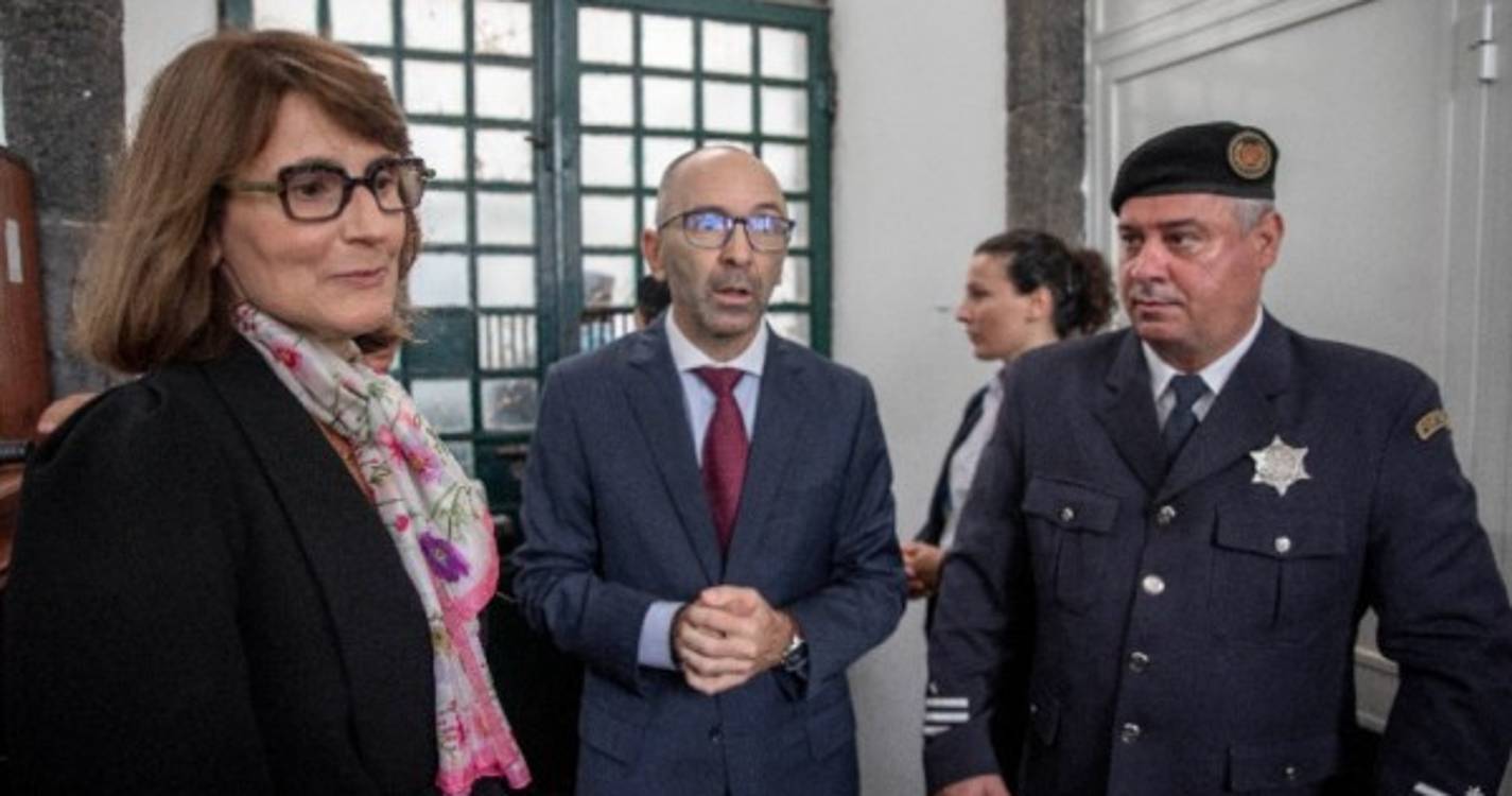 Ministra da Justiça assegura estar "consciente das reivindicações" dos guardas prisionais