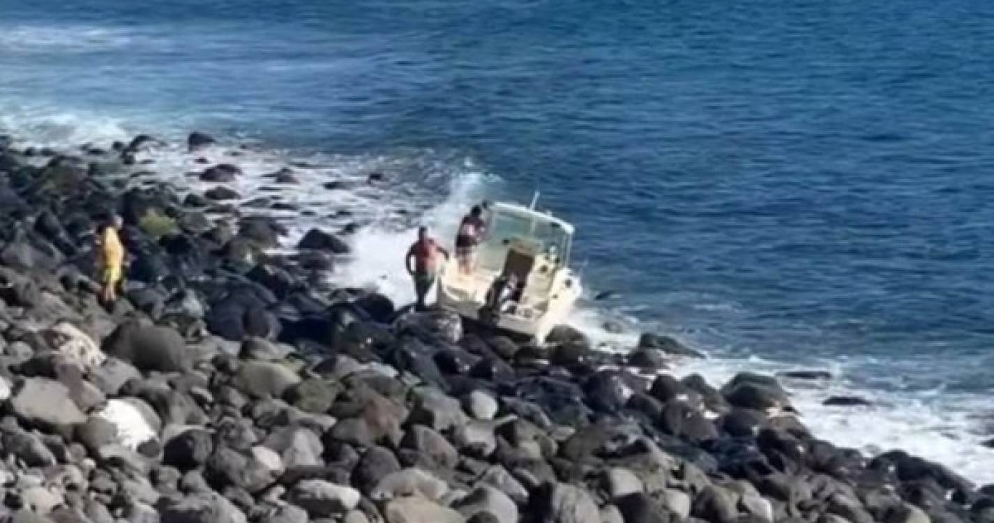 Barco encalhou nas rochas da praia do Paul do Mar (com foto)