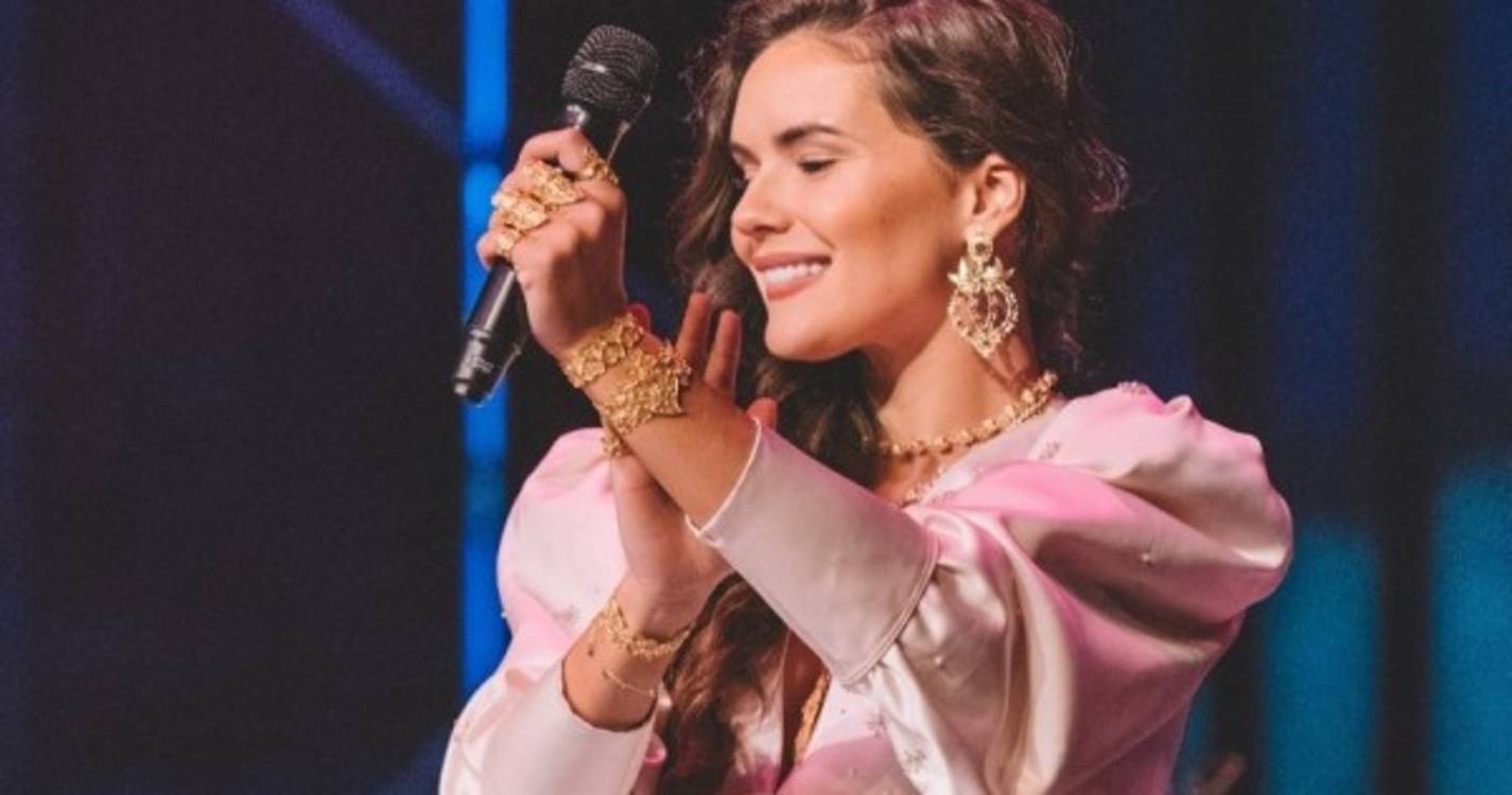 Música da madeirense Bia Caboz fez vibrar estádio no intervalo do jogo da seleção (com vídeo)