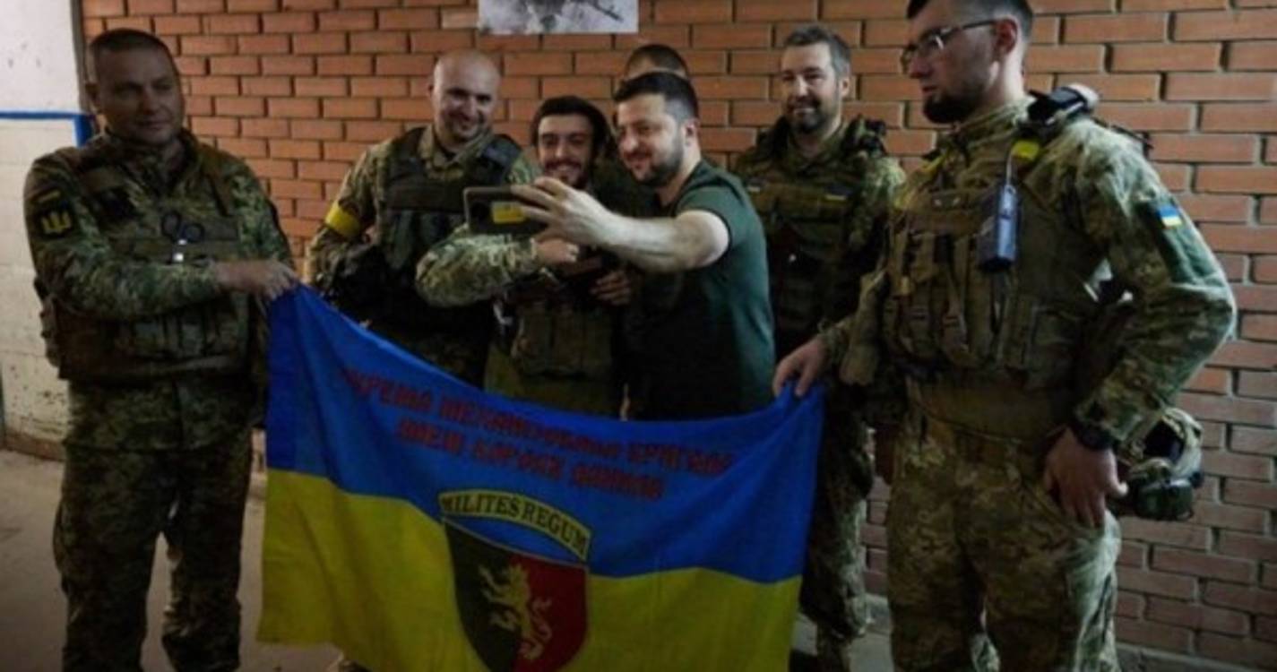 Ucrânia: Zelensky visitou em segredo frente de guerra em Lyssychansk