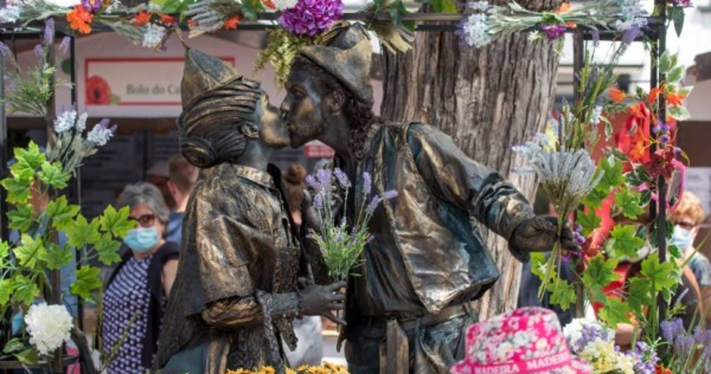 Estátuas vivas assinalam São Valentim no Forum Madeira
