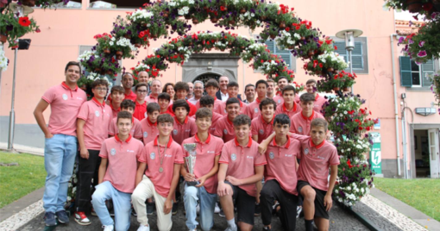 Carlos Teles homenageia Estrela da Calheta FC