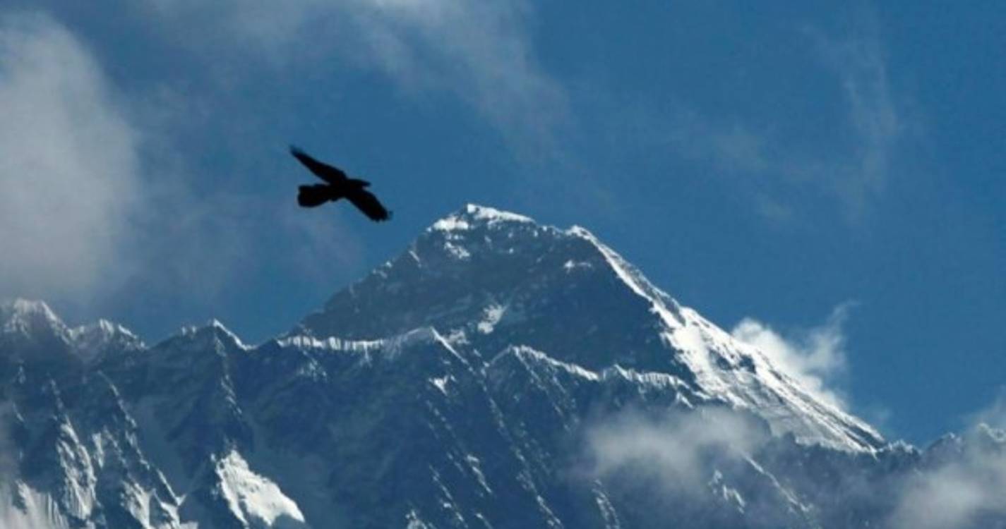 Helicóptero com cinco turistas a bordo desaparece no Nepal