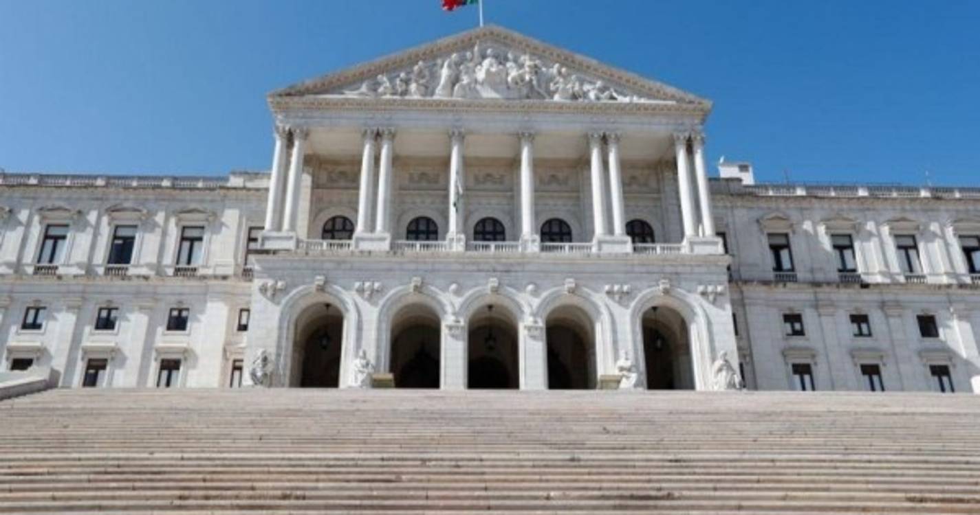 Parlamento agenda para dia 3 de junho projeto do PSD para alterar lei dos metadados