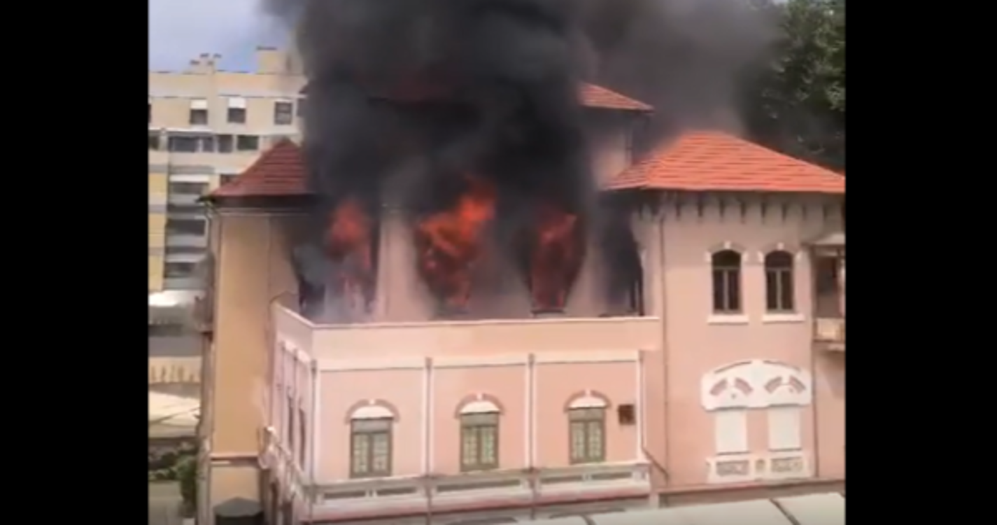 Chamas consomem colégio no Porto (com vídeo)