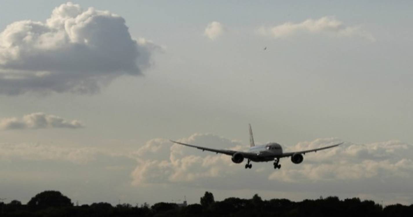 Foguetão chinês em rota descontrolada obriga a suspender voos em Espanha. Portugal pode ser afetado