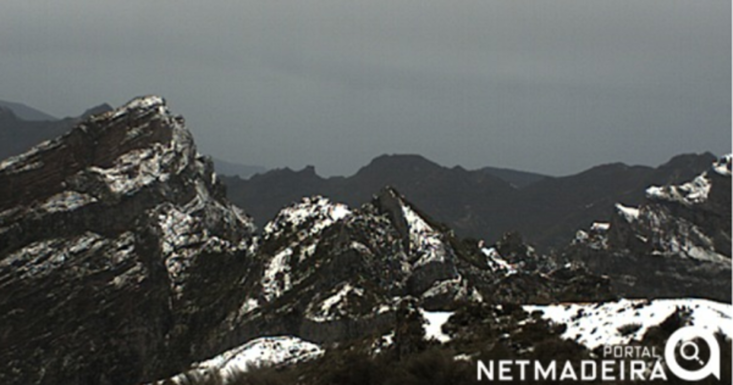 Pico do Areeiro está pintado de branco