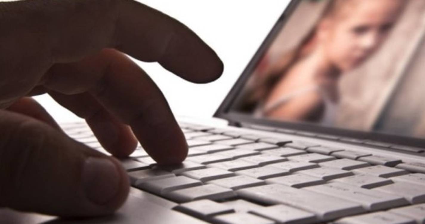 Ex-treinador de futebol condenado a dois anos de prisão por pornografia de menores