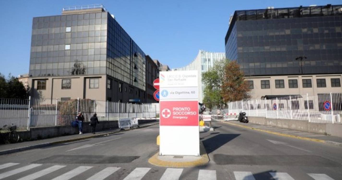 Silvio Berlusconi nos cuidados intensivos de hospital em Milão