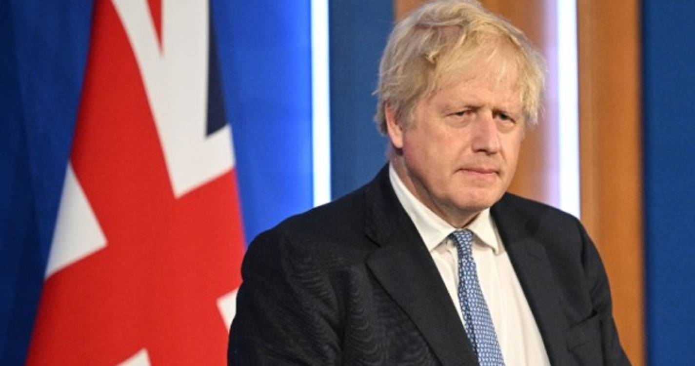 Boris Johnson sobrevive a moção de censura