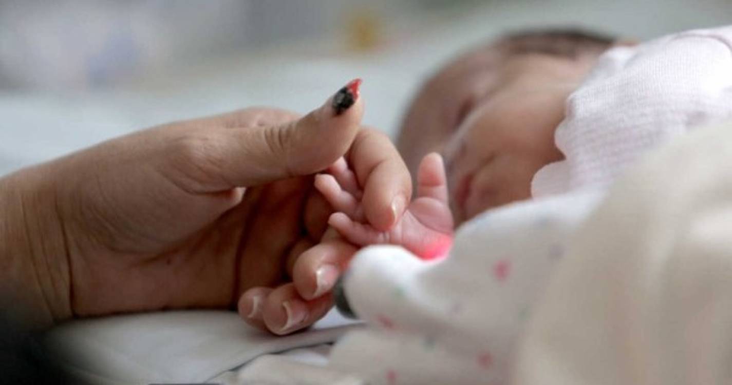 Associação incrédula com separação de mães e bebés em hospital