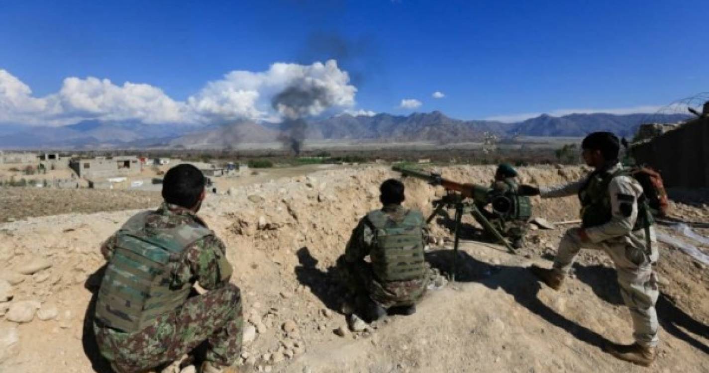 Afeganistão: EUA e Reino Unido acusam talibãs de massacre de dezenas de civis