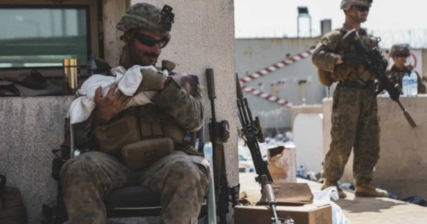 Cabul: Imagem de fuzileiro americano a embalar bebé torna-se viral