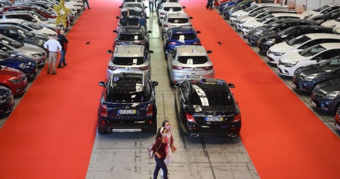 Mercado automóvel sobe 3,3% até novembro, mas cai face a 2019
