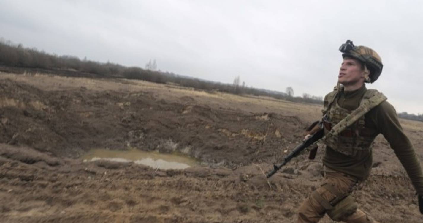 Ucrânia: Minas após retirada russa mantêm Kiev insegura