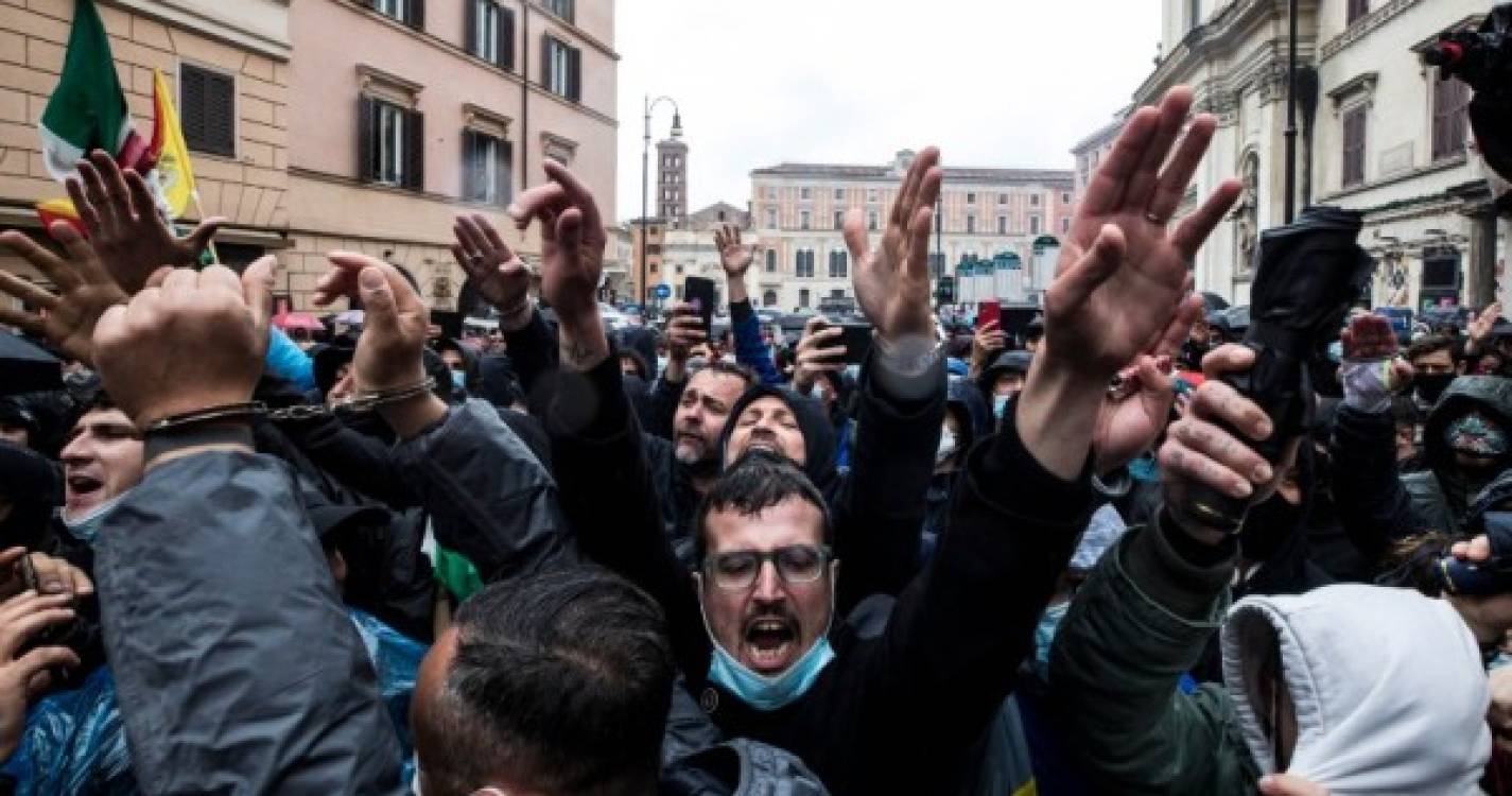 Covid-19: Itália soma 9.789 novos casos em ambiente de contestação contra restrições