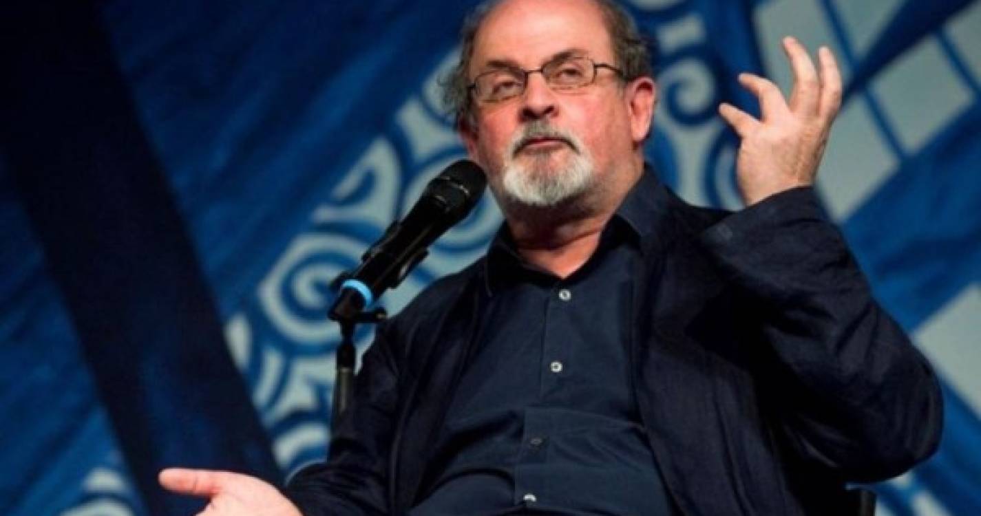Vendas de 'Os Versículos Satânicos' aumentam após ataque a Salman Rushdie