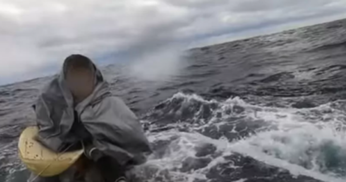 Homem fica à deriva 22 horas no mar e sobrevive (com vídeo)