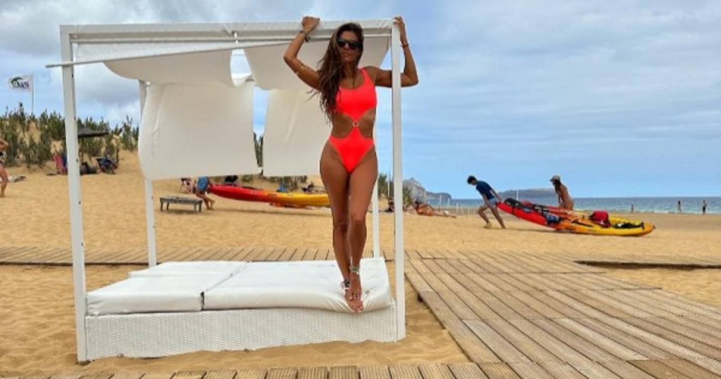 Fadista Cuca Roseta a banhos no Porto Santo