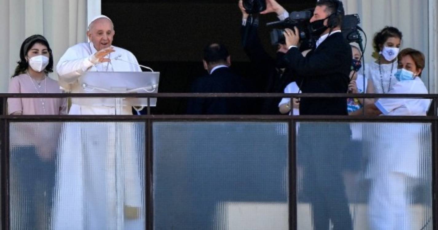 Papa reaparece na varanda de hospital e pede por sistema de saúde de qualidade para todos