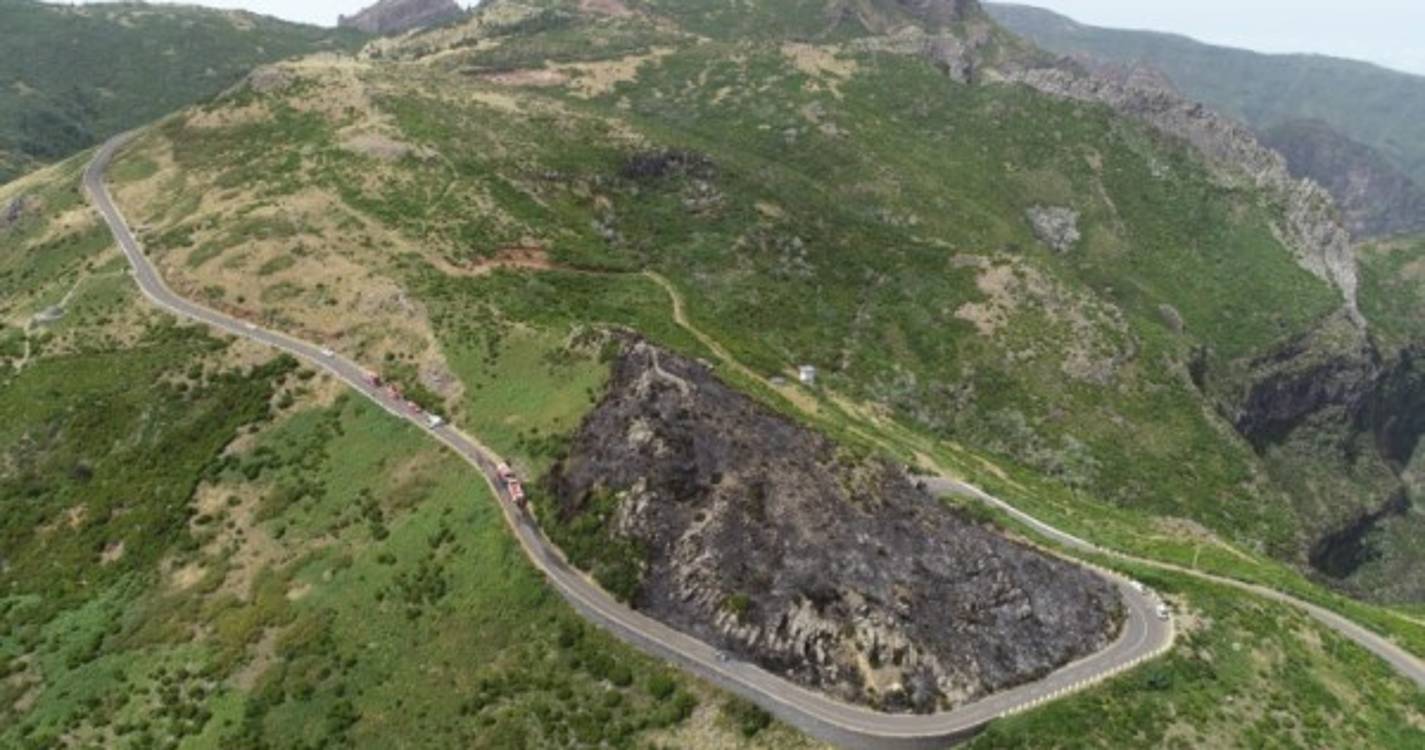 Veja imagens do combate ao fogo causado por uma viatura que se incendiou (fotos e vídeo)