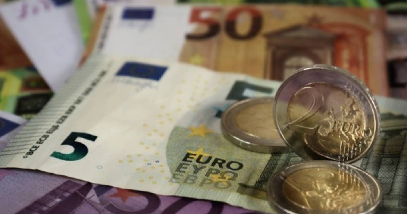 Euro negoceia perto de 1,02 dólares à espera do BCE