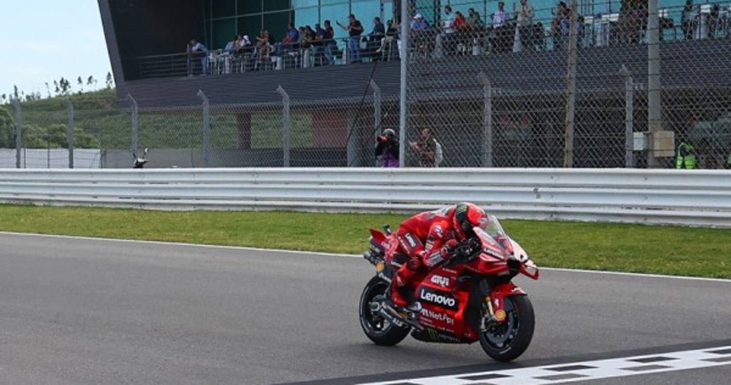 MotoGP: Francesco Bagnaia vence em Portimão e lidera Mundial