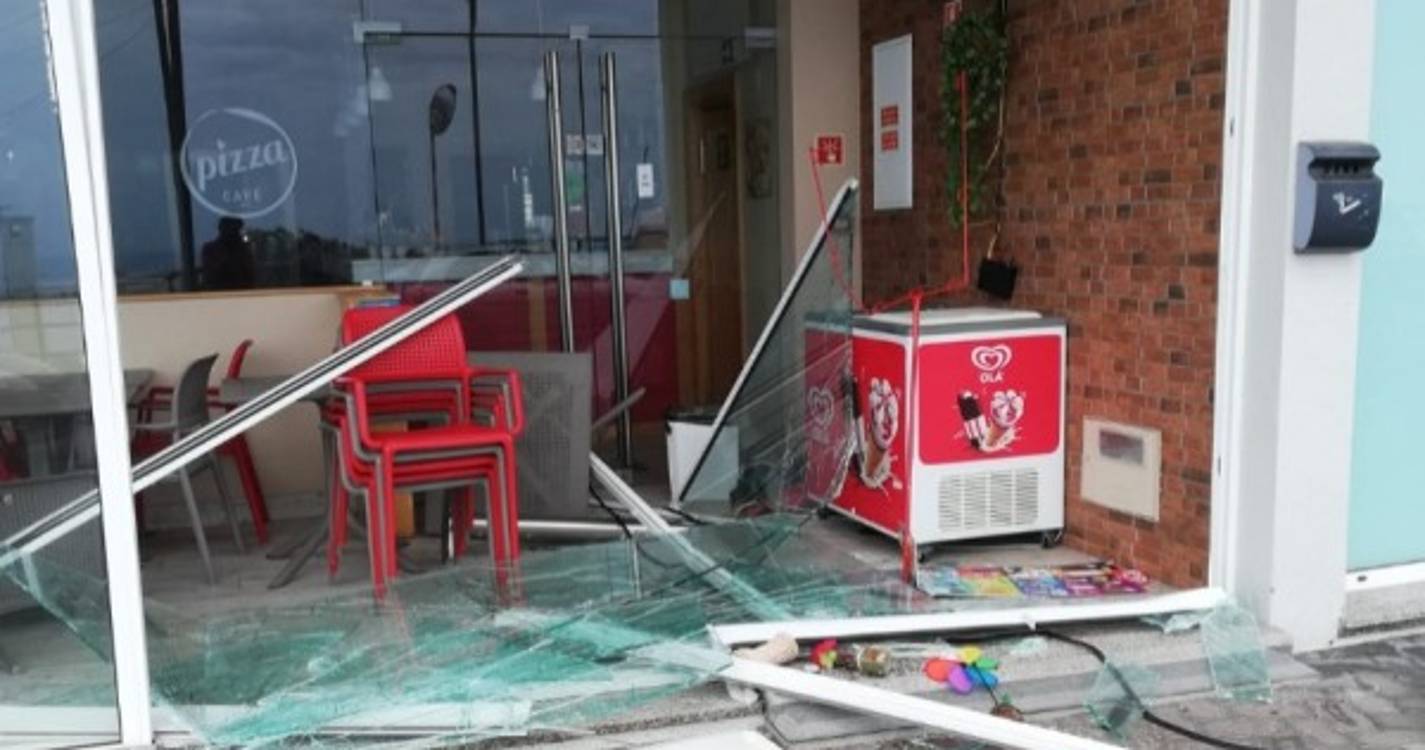 Larápios usam "Canter" para roubar pizzaria no Caniço