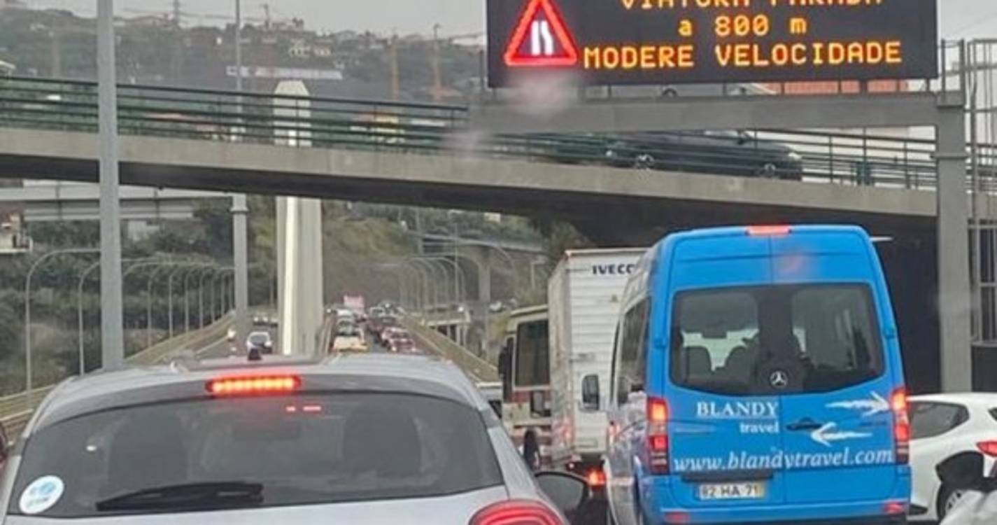 Viatura parada condiciona trânsito na via rápida