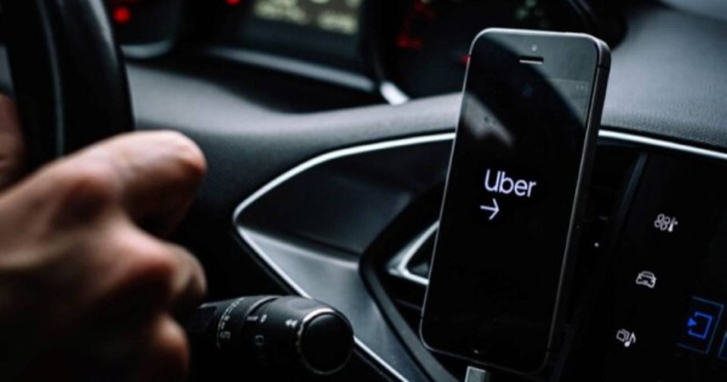 Comissão Europeia quer pôr motoristas da Uber e proprietários de Airbnb a cobrar IVA