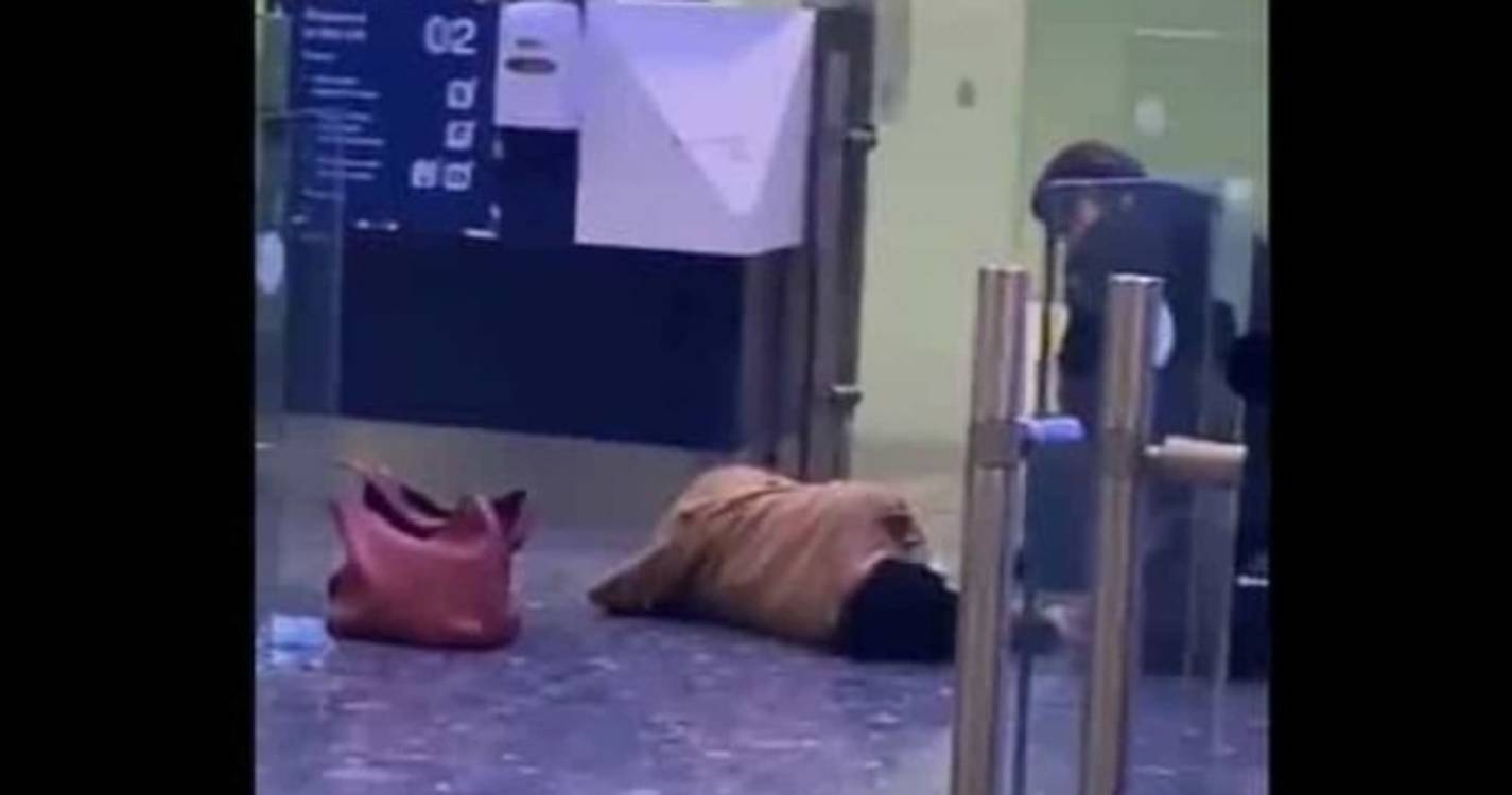 Mulher desmaia depois de 7 horas à espera em fila no aeroporto no Reino Unido (com vídeo)
