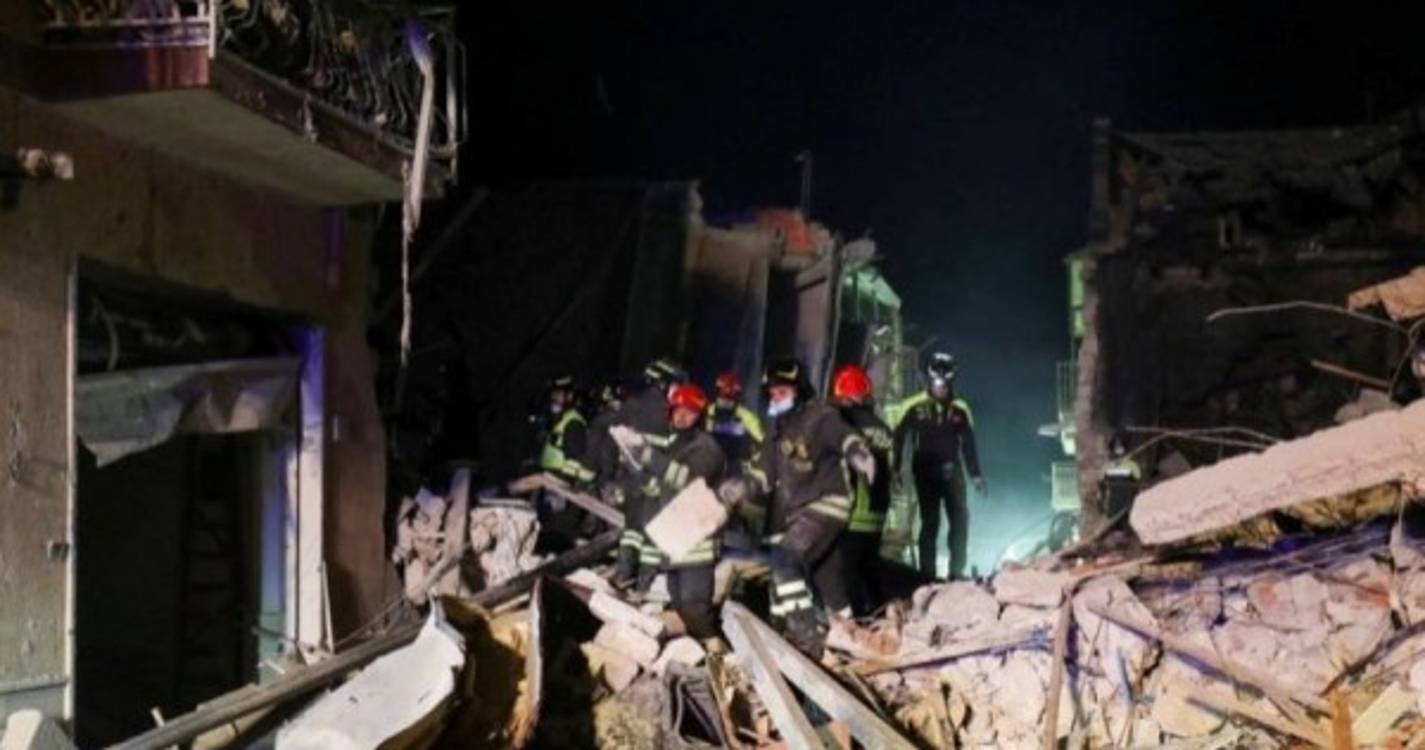 Edifício que desabou na Sicília faz 3 mortos