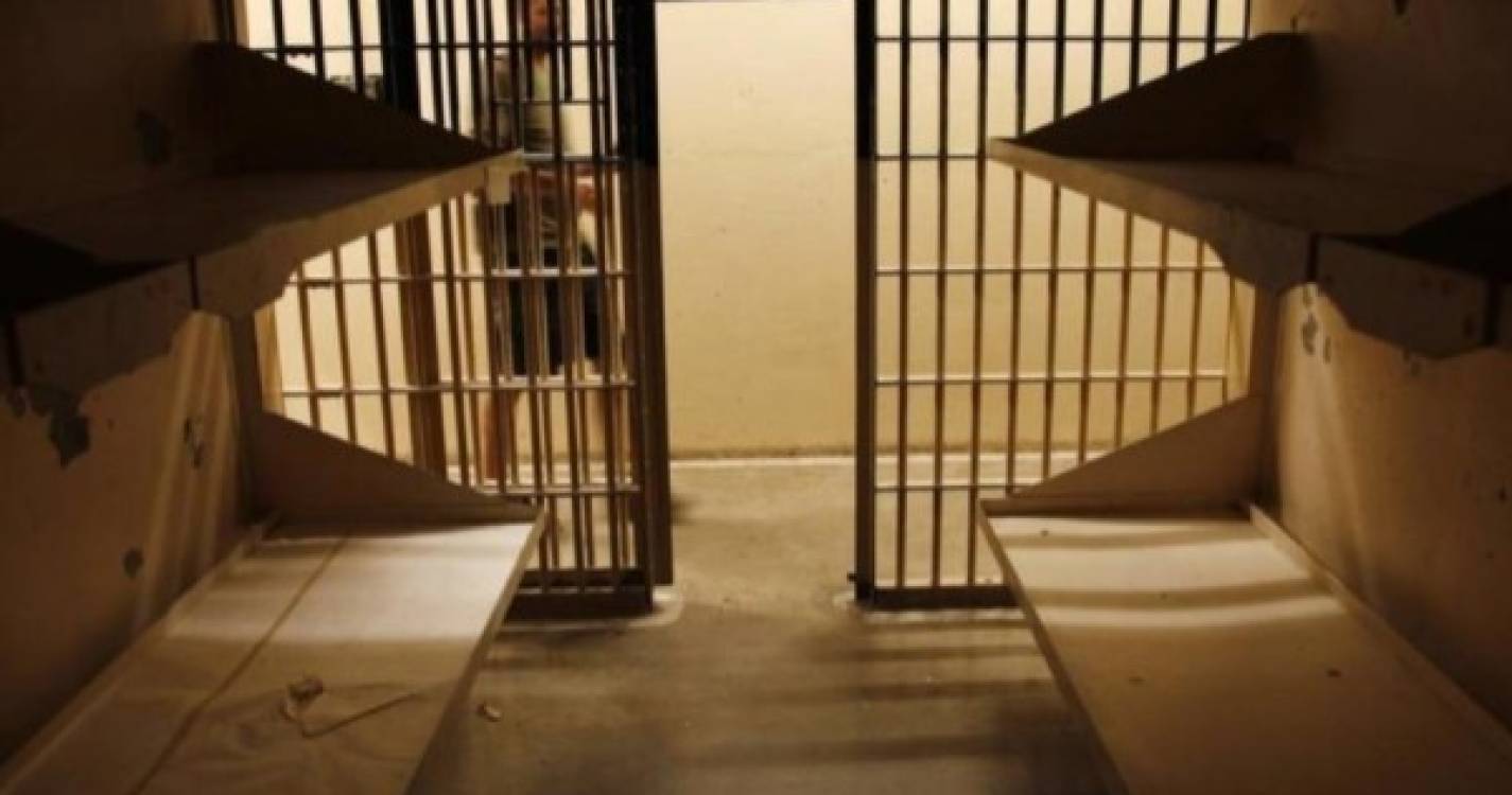 Guardas prisionais salvam dois reclusos num espaço de 15 minutos no Funchal
