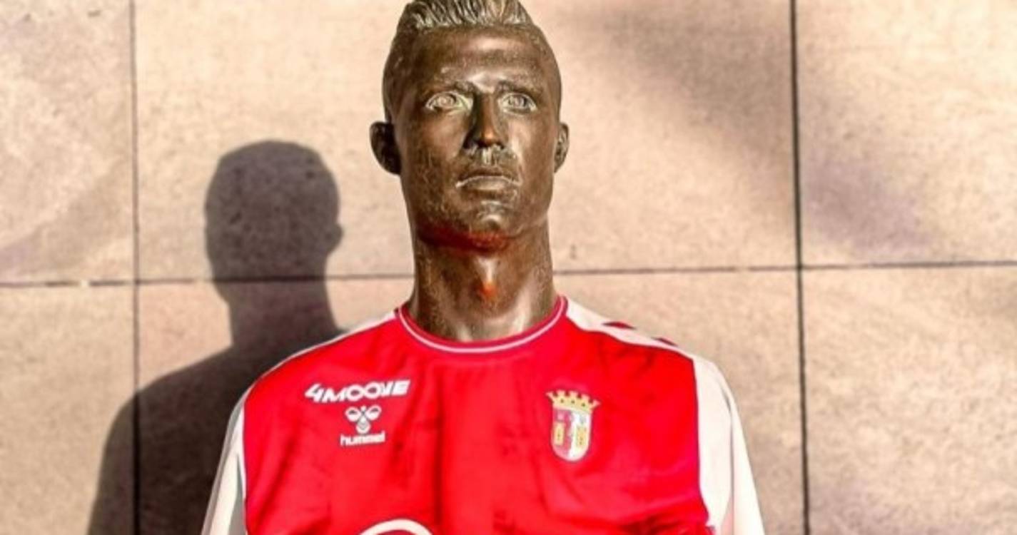 Busto de Cristiano Ronaldo 'vestido' com camisola do Braga