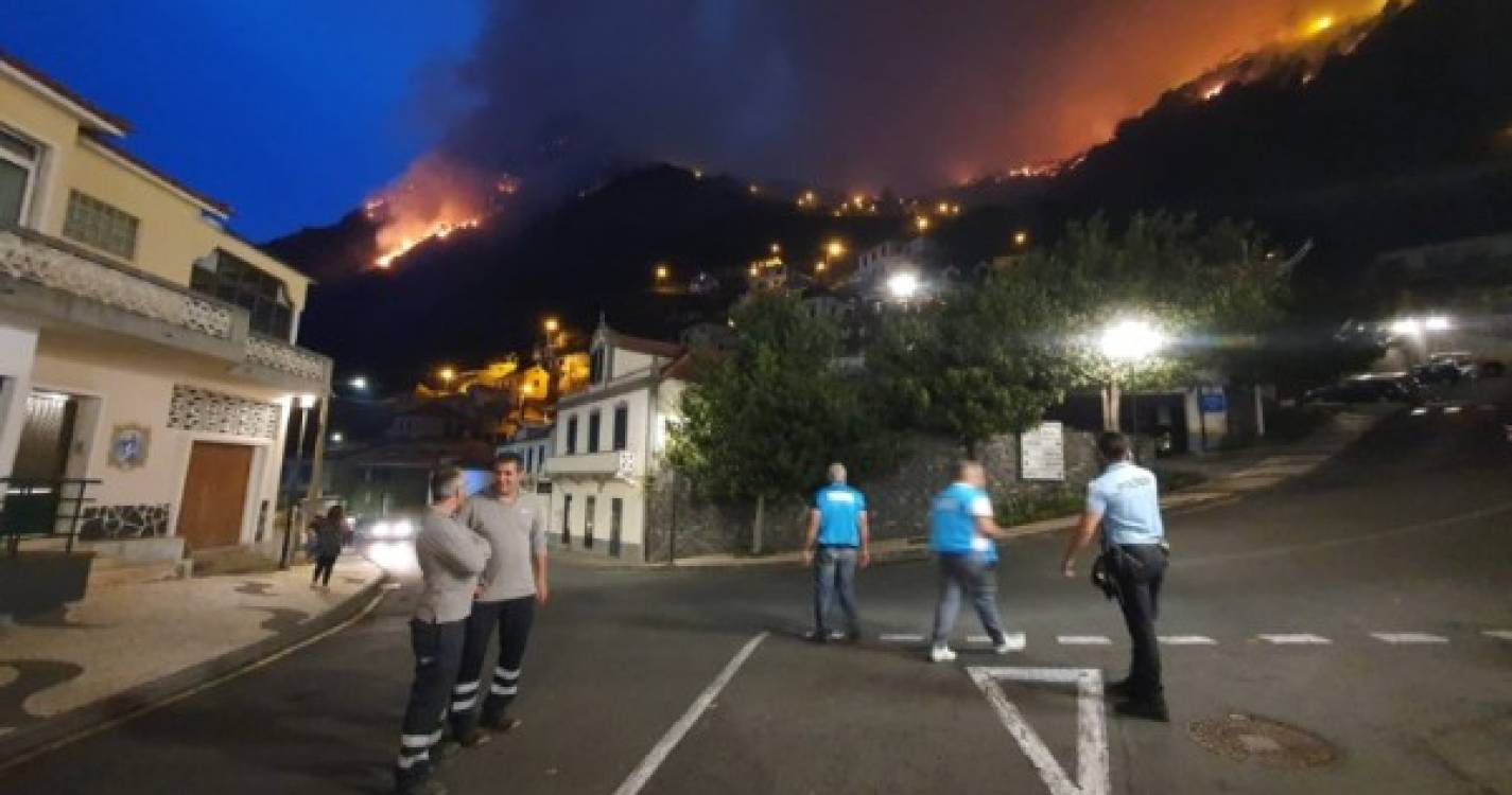 População do Porto Moniz na rua aguarda chegada do incêndio