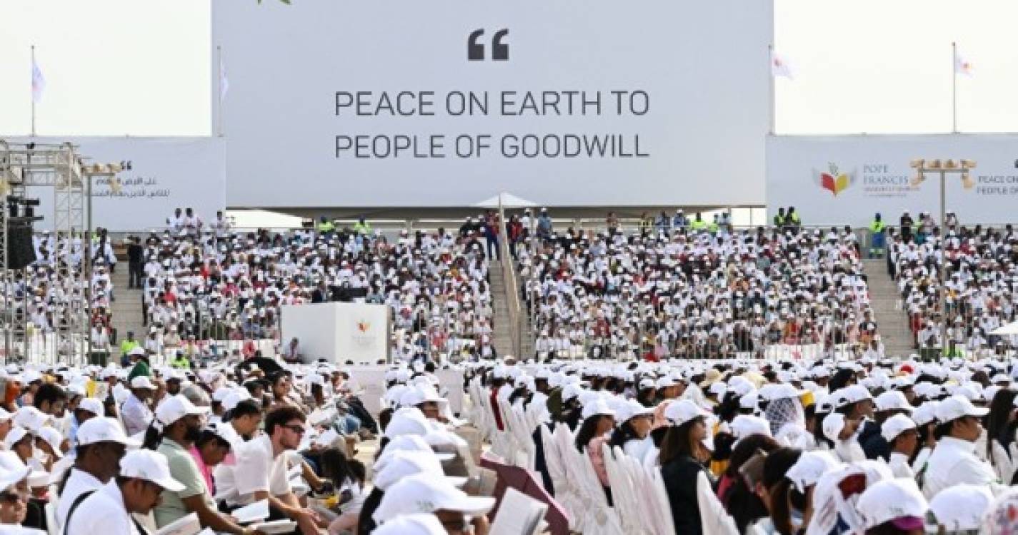 Cerca de 30.000 pessoas reuniram-se no estádio do Bahrein para ver o Papa