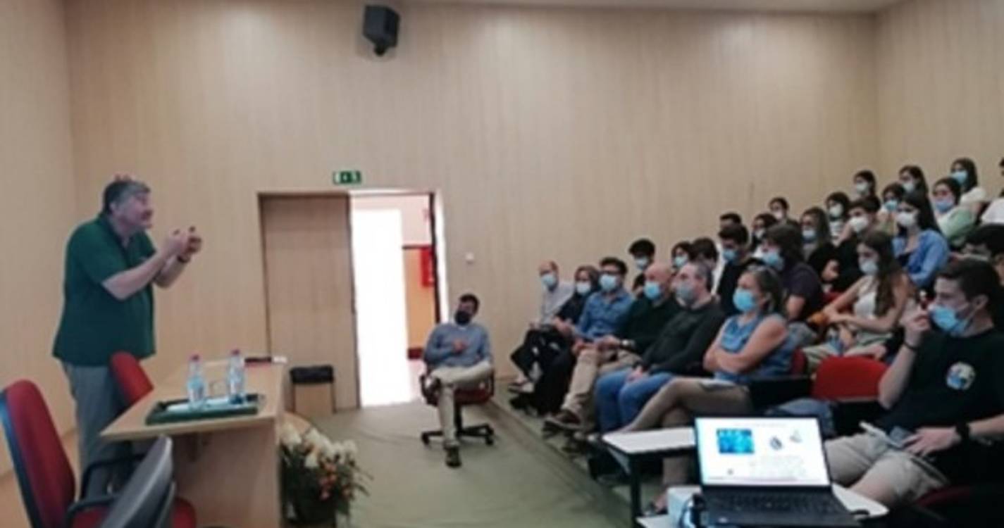 Professor Manuel Fiolhais proferiu palestra no Liceu de Jaime Moniz