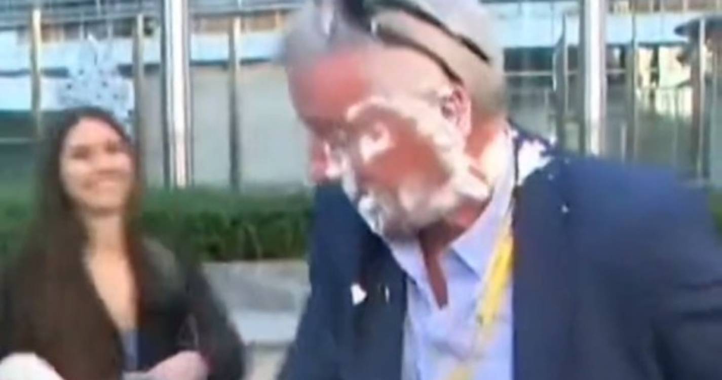 CEO da Ryanair atingido com tartes de natas (com vídeo)