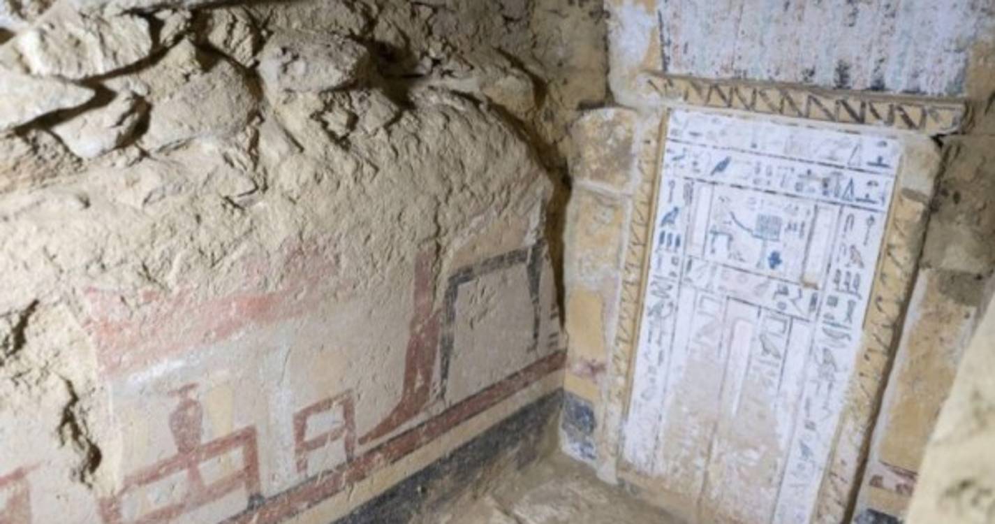 Encontrada múmia coberta com folhas de ouro em poço no Egito