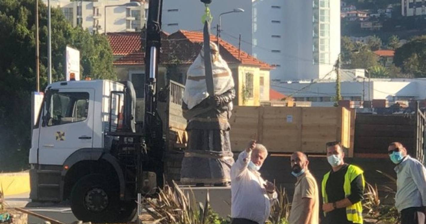 Estátua de Madre Virgínia Brites colocada na rotunda de Santo António