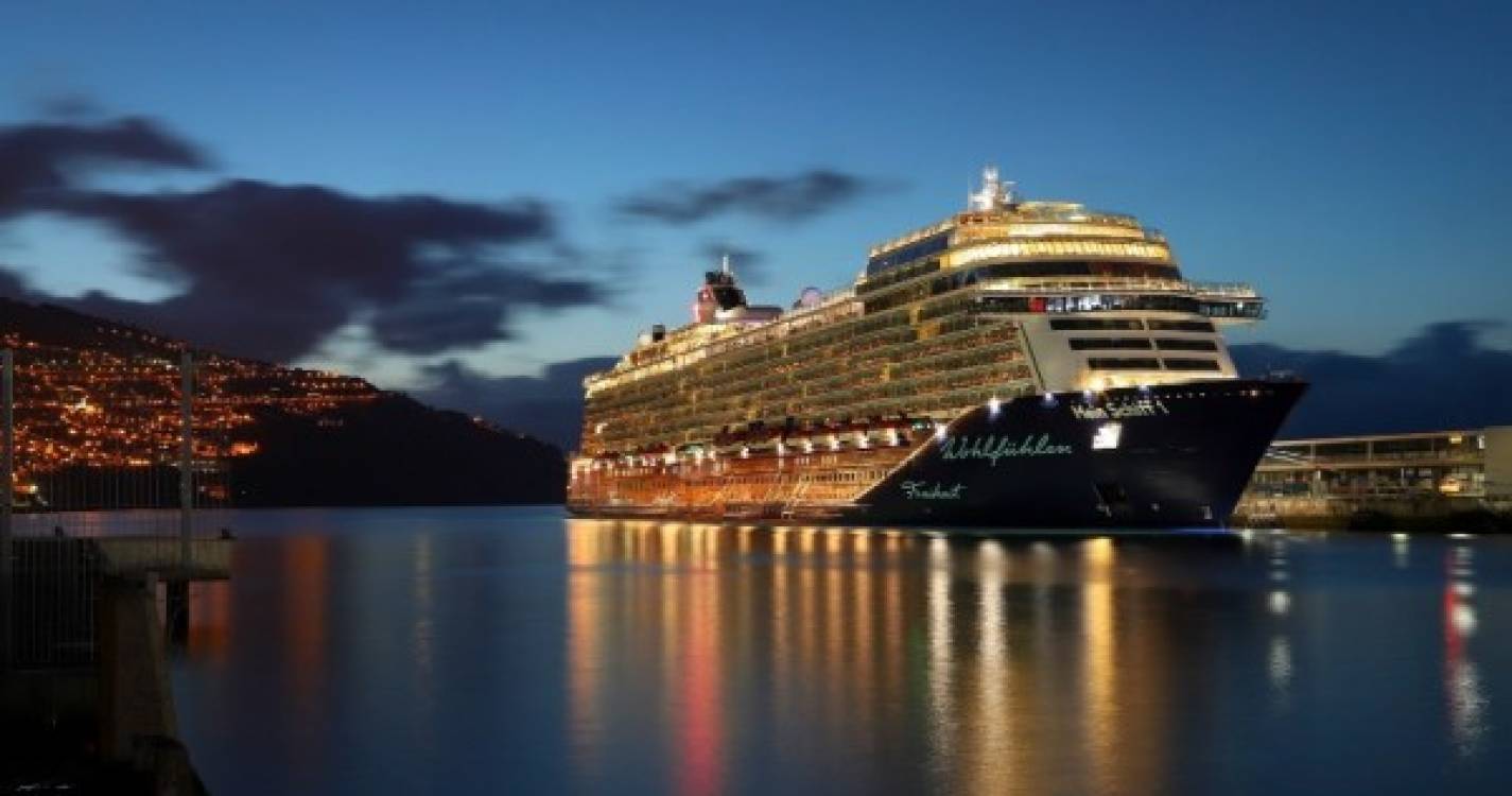'Mein Schiff 1' passou ao largo da Madeira