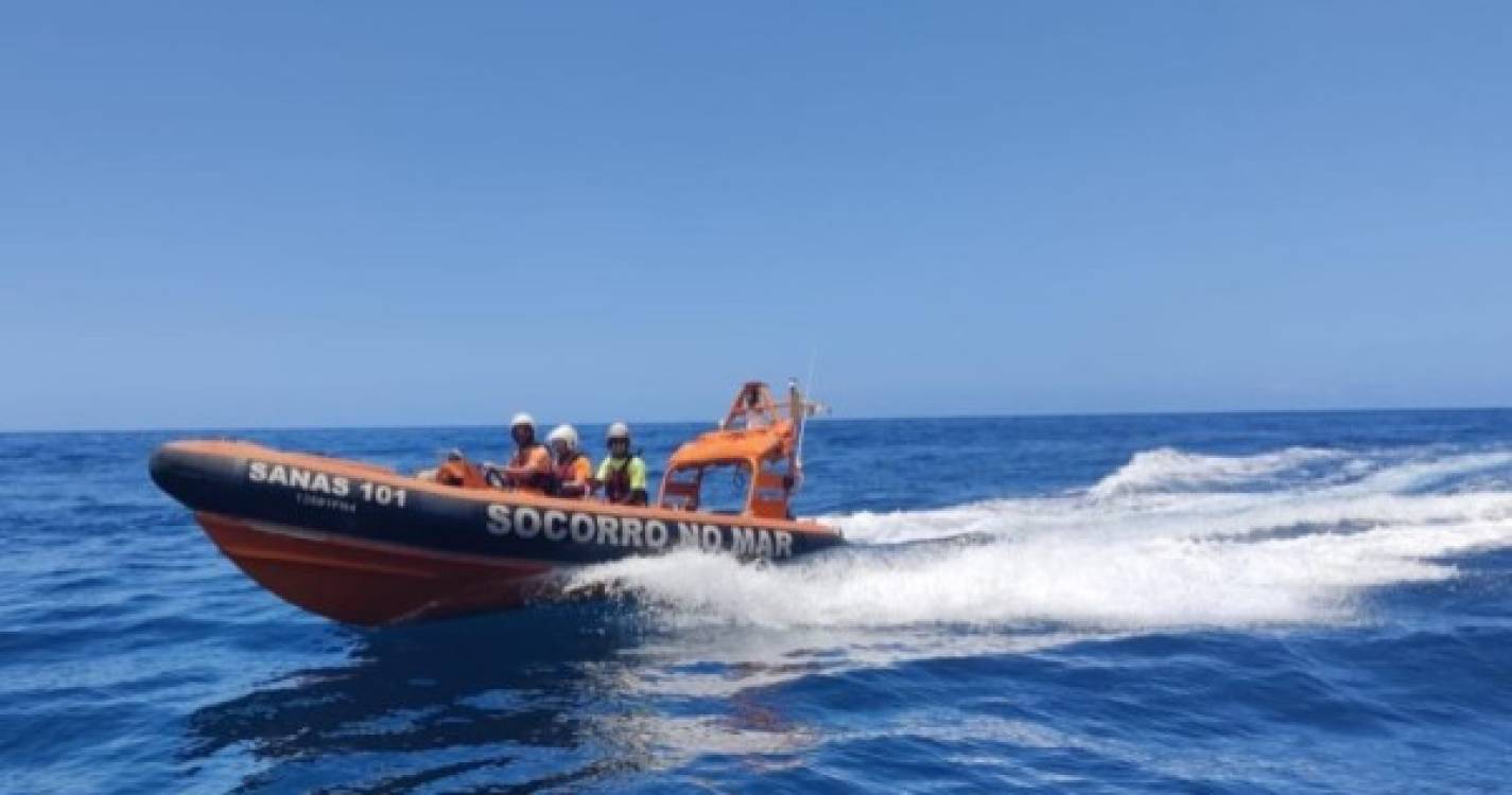 Dois turistas esperaram agarrados a uma boia até serem resgatados do mar no Seixal