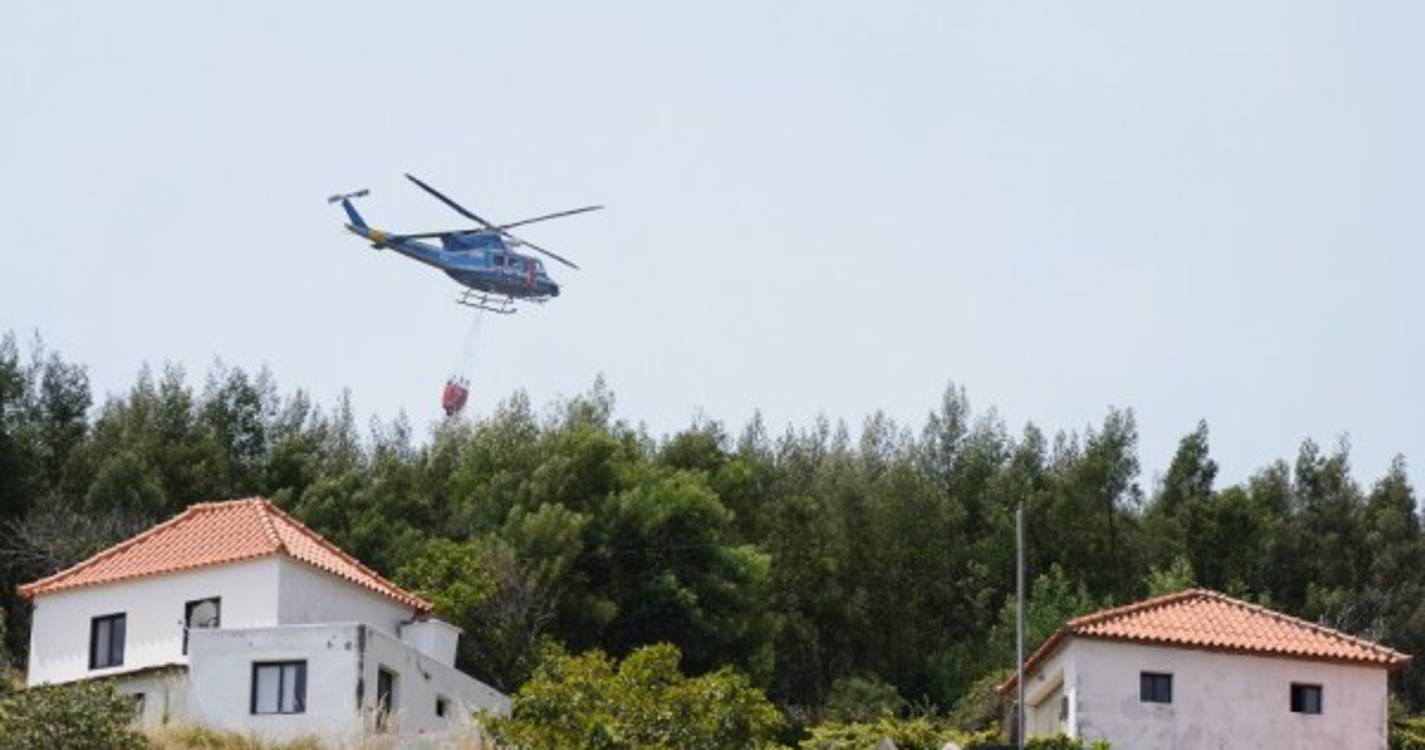 Bombeiros e helicóptero acionados devido a reacendimento em Machico