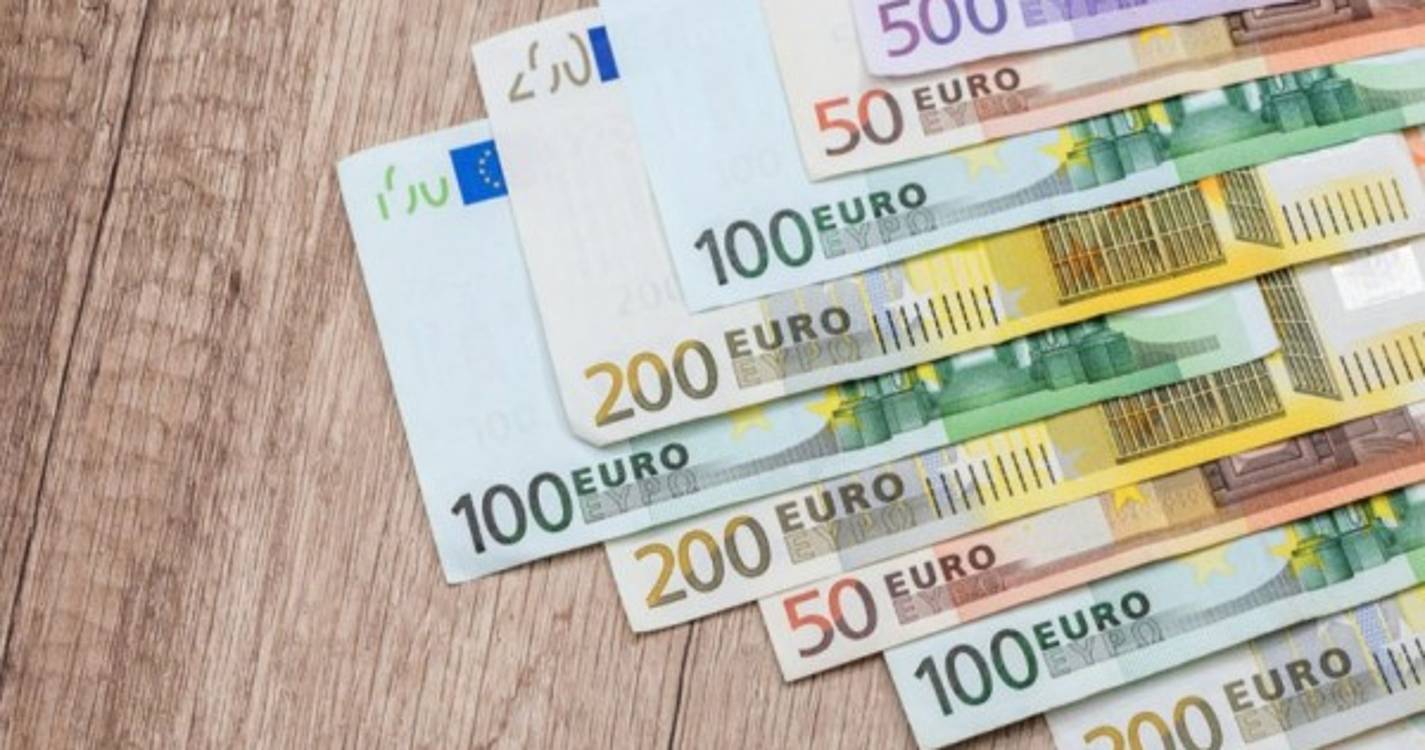 Euro segue em queda abaixo de 1,09 dólares