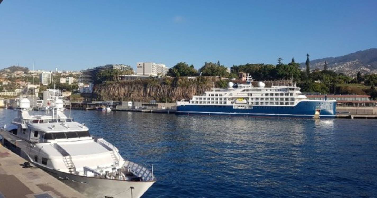 Porto do Funchal hoje com uma estreia e um iate