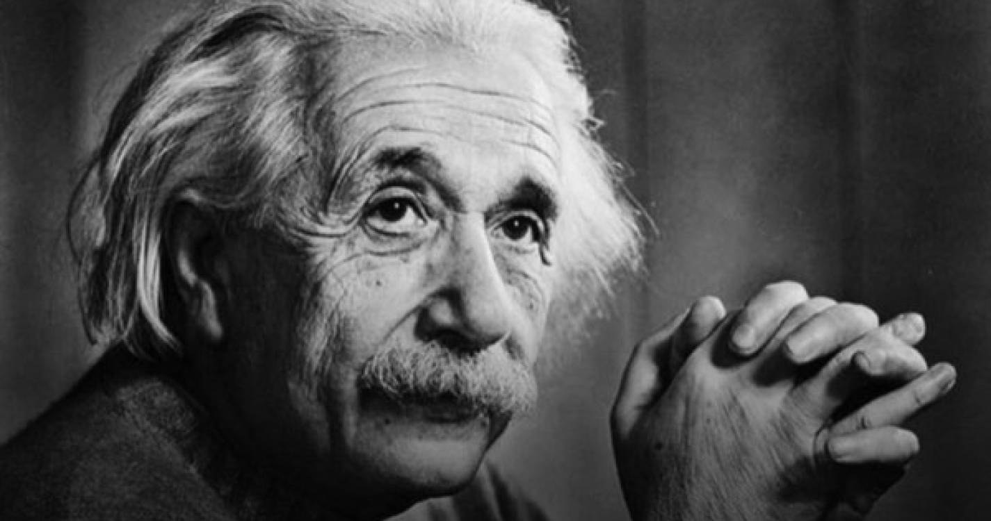 Manuscrito de Einstein sobre teoria da relatividade leiloado por 11,6 milhões de euros