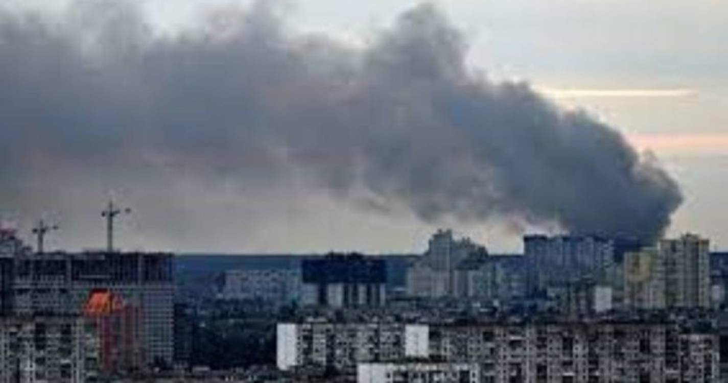 Ucrânia: Kiev pede a Moscovo que autorize passagem de ucranianos na linha da frente