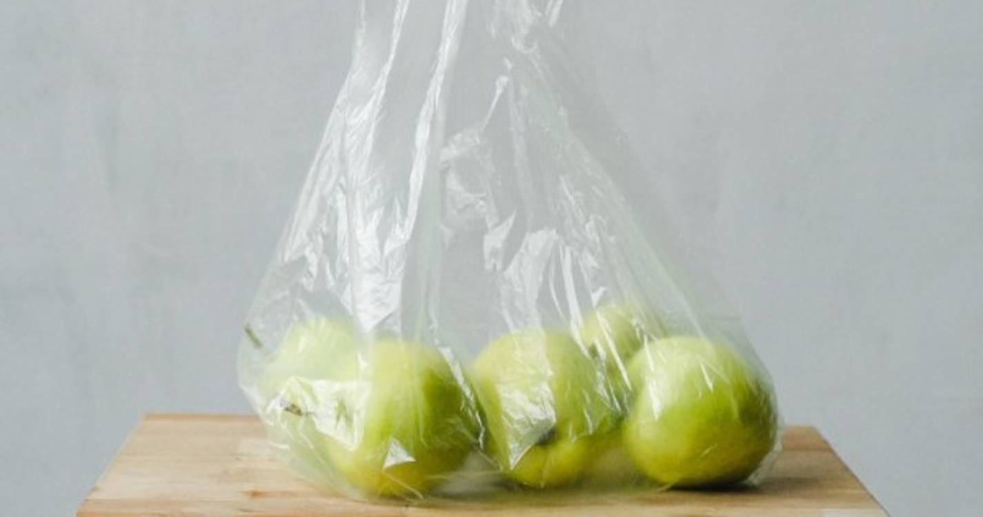 Cada saco de plástico leve ou muito leve terá custo adicional de 4 cêntimos em 2024