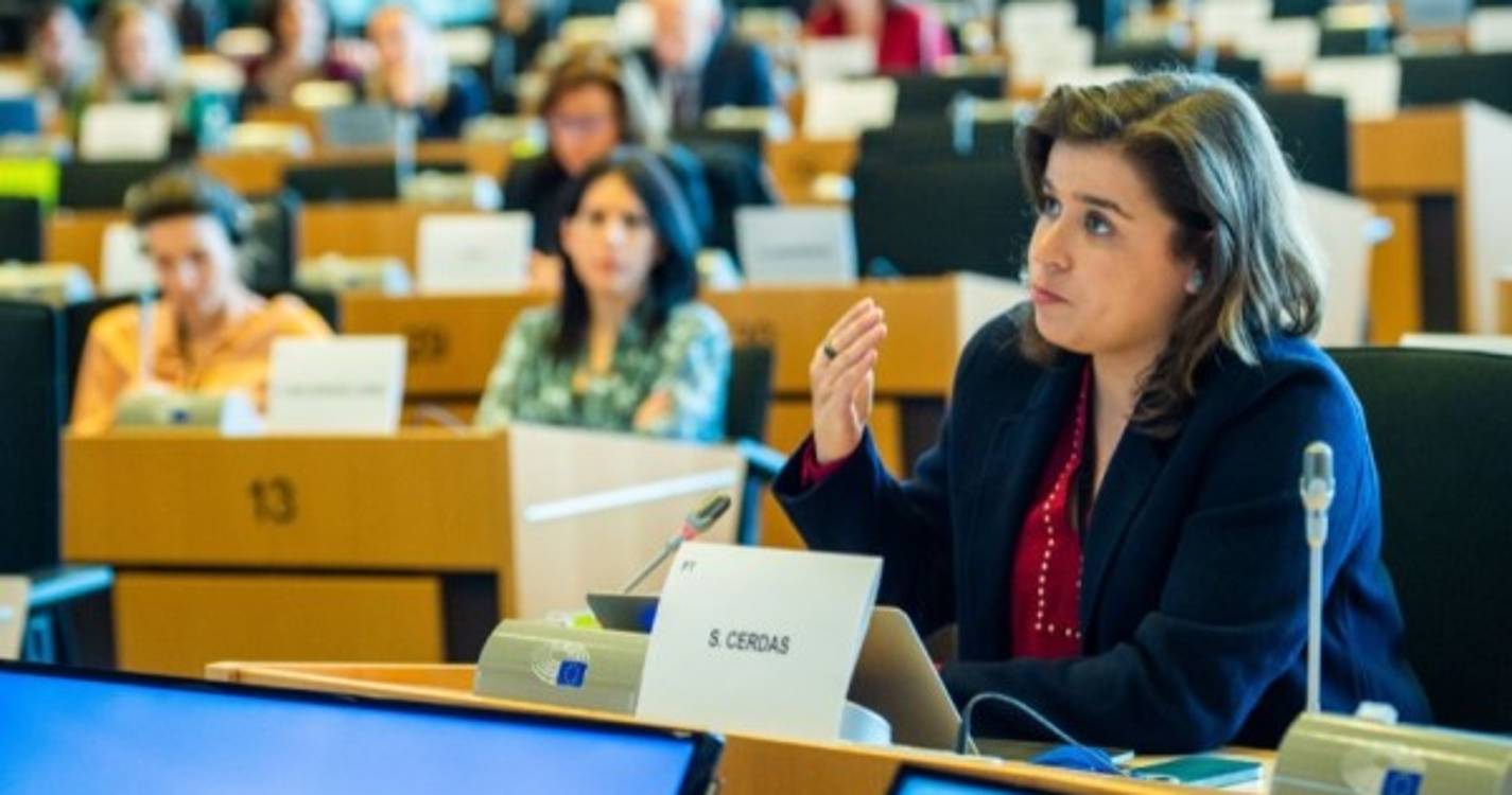 Sara Cerdas insiste em maior transparência da UE na aquisição de vacinas covid-19