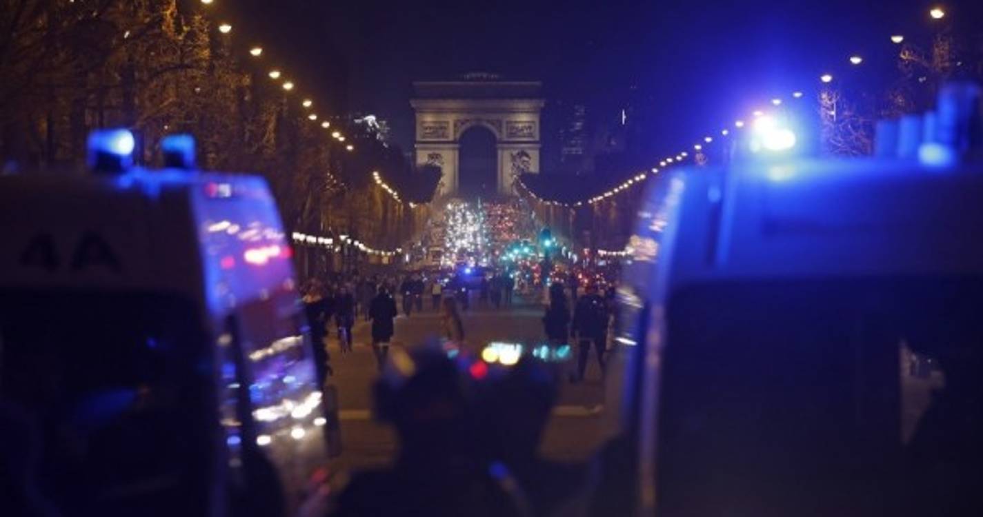 Manifestantes bloqueiam ruas em Paris contra reforma de pensões